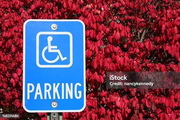 Foto de Placa De Estacionamento Para Deficientes e mais fotos de stock de Acesso para deficientes - Acesso para deficientes, Arbusto, Azul