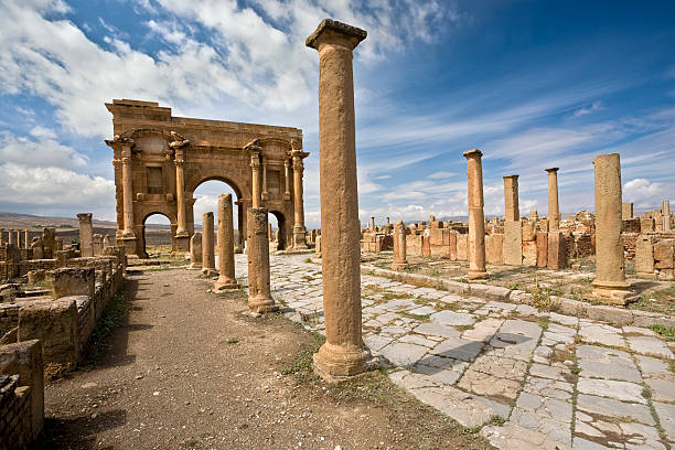 руины древнего thamugadi - timgad стоковые фото и изображения