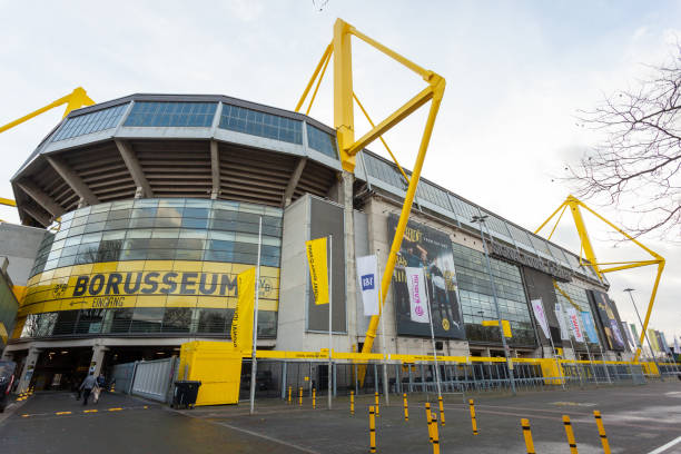 ボルシア・ドルトムントのサッカースタジアム - borussia dortmund ストックフォトと画像