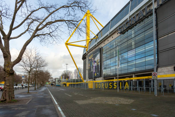 stadio di calcio del borussia dortmund - borussia dortmund foto e immagini stock