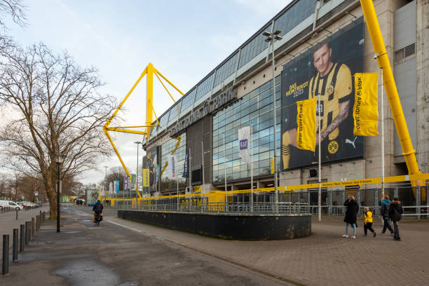 stadio di calcio del borussia dortmund - borussia dortmund foto e immagini stock