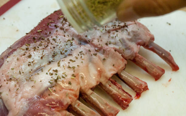 rohes lammfleisch würzen - crown roast of lamb stock-fotos und bilder