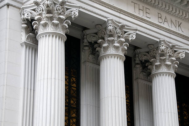 colonne ioniche di una banca building - institutional foto e immagini stock