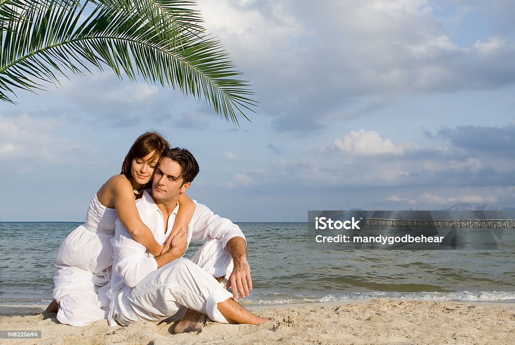 couple romantique sur la plage - Photo de Adulte libre de droits