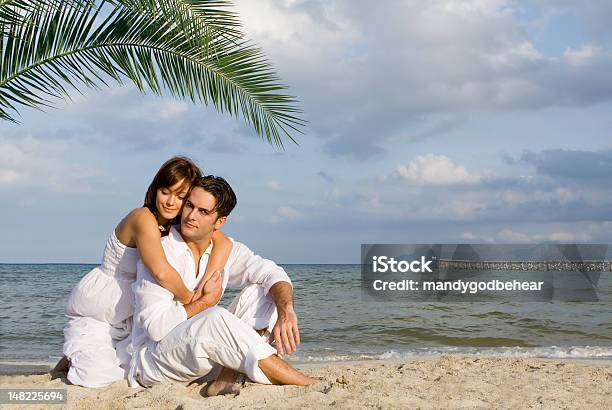 Photo libre de droit de Couple Romantique Sur La Plage banque d'images et plus d'images libres de droit de Adulte - Adulte, Affectueux, Amour