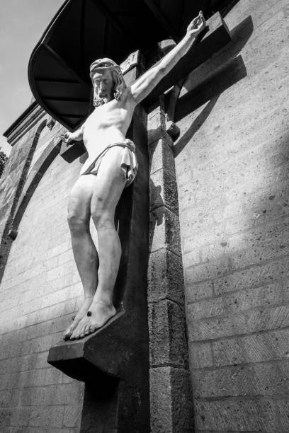 jesus statue - christ the redeemer rio de janeiro city urban scene stock-fotos und bilder