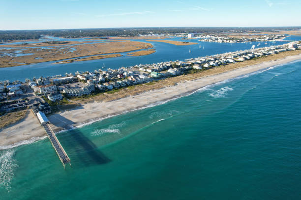 widok z lotu ptaka znad południowego krańca plaży wrightsville w karolinie północnej. - south carolina beach south north carolina zdjęcia i obrazy z banku zdjęć