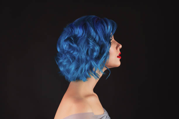dziewczyna z niebieskimi włosami farbowanymi w studio na czarnym tle - blue hair zdjęcia i obrazy z banku zdjęć