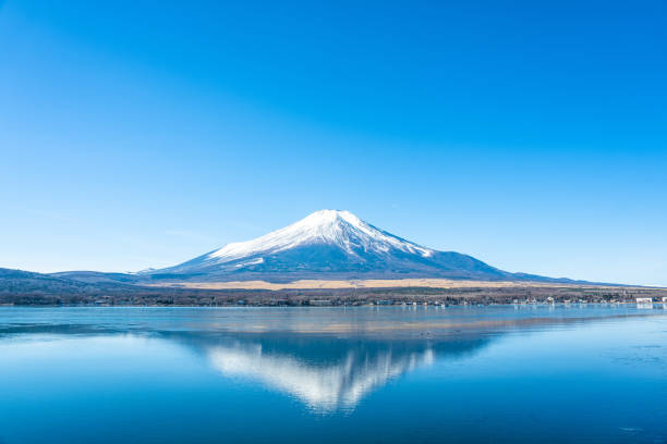 初冬の山中湖から見た富士山
