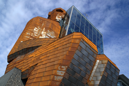 Nuevo museo edificio con corten estatua de acero, Corpus Leiden photo