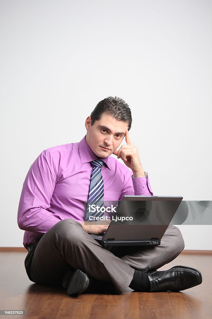 Junger Mann Arbeiten auf dem laptop - Lizenzfrei Berufliche Beschäftigung Stock-Foto