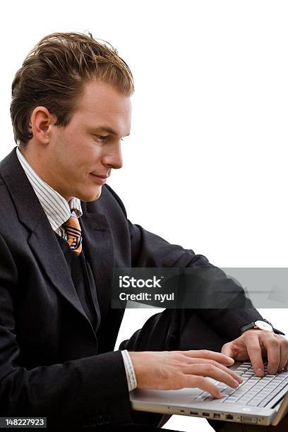 Hombre De Negocios Trabajando En La Computadora Portátil Foto de stock y más banco de imágenes de 20 a 29 años