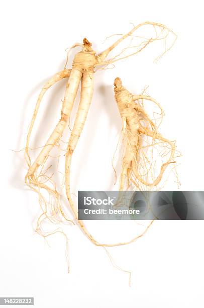 Due Nuove Ginseng Uomo Radici - Fotografie stock e altre immagini di Composizione verticale - Composizione verticale, Convalescenza, Cultura cinese