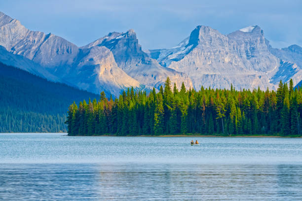 parque nacional jasper, en alberta canadá - lago maligne fotografías e imágenes de stock