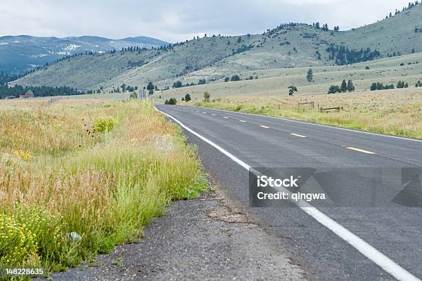 Photo libre de droit de Vide Road Et Sangre De Christo Montagnes Nouveaumexique banque d'images et plus d'images libres de droit de Aller de l'avant