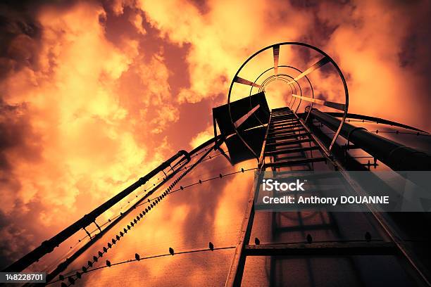 Refinería De Escalera En Mal Sky Foto de stock y más banco de imágenes de Acero - Acero, Acero inoxidable, Arquitectura