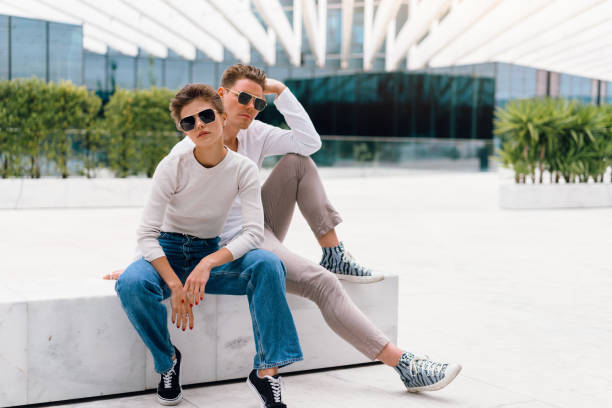 pareja joven que tiene problemas en su relación - couple conflict 20s heterosexual couple fotografías e imágenes de stock