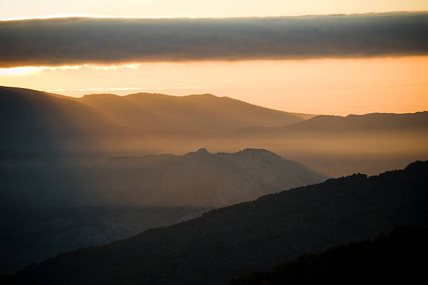 Paisagem de montanha ao amanhecer - foto de acervo