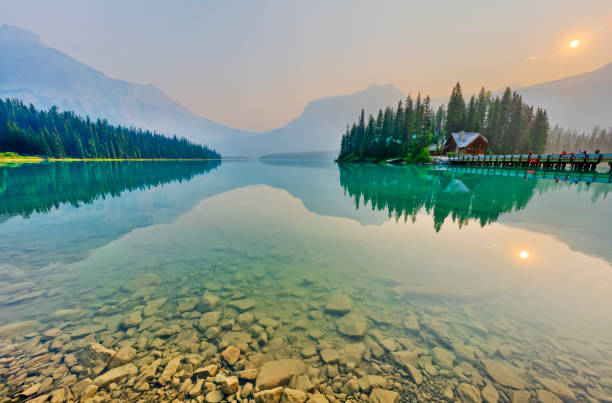 parc national yoho en colombie-britannique canada - british columbia canada lake emerald lake photos et images de collection