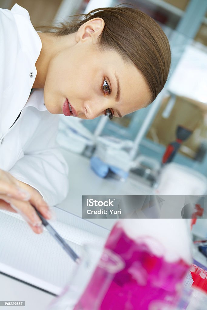 Hembra investigador trabajando en laboratorio - Foto de stock de 20-24 años libre de derechos