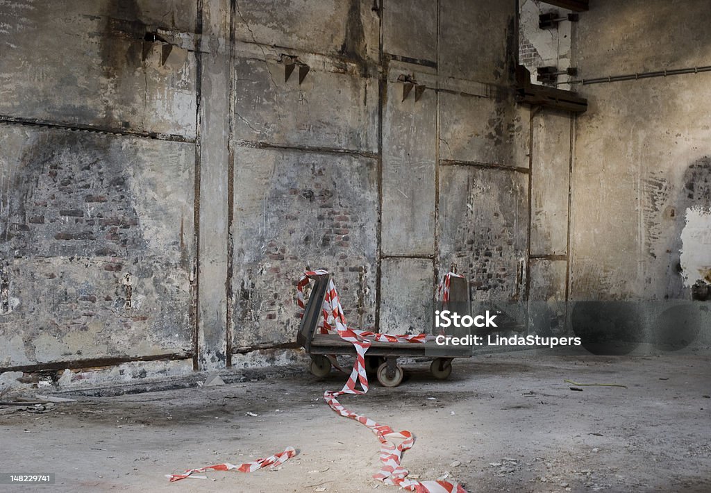 Carro abandonado na antiga fábrica - Royalty-free Abandonado Foto de stock