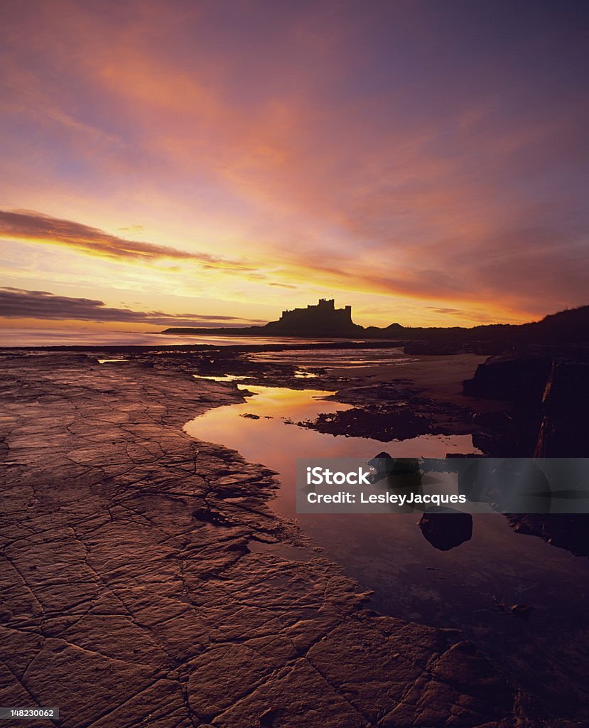 Castello di Bamburgh all'alba - Foto stock royalty-free di Bamburgh