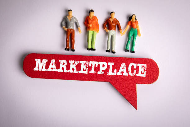 istock Marketplace. Red speech bubble with text and miniature human figures on a white background 1482301276