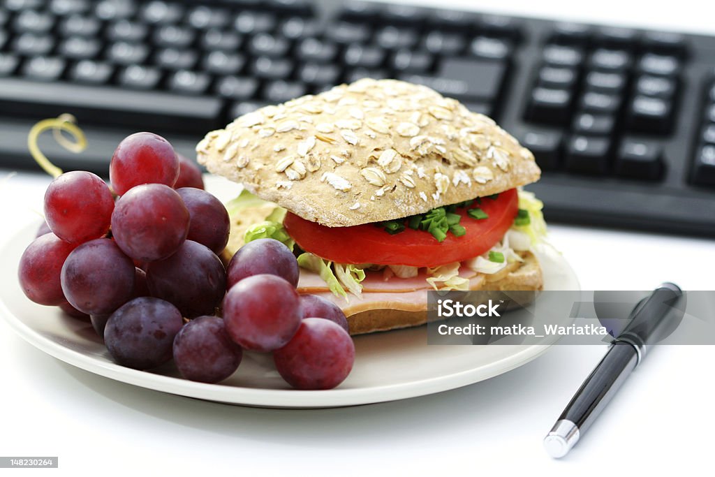 Délicieux pain et raisins frais pour le petit déjeuner - Photo de Affaires libre de droits