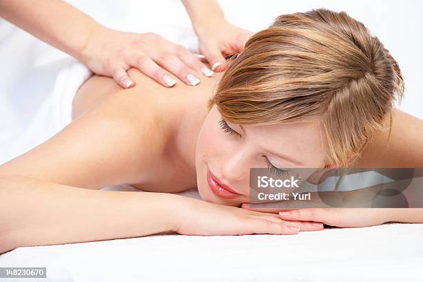 Schöne Junge Frau Empfangen Rückenmassage Im Spa Stockfoto und mehr Bilder von 20-24 Jahre - 20-24 Jahre, Alternative Behandlungsmethode, Attraktive Frau