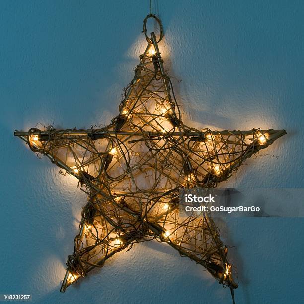 Estrela De Natal Iluminado - Fotografias de stock e mais imagens de Enfeite de Topo de Árvore - Enfeite de Topo de Árvore, Estrela da Morávia, Trabalho Manual