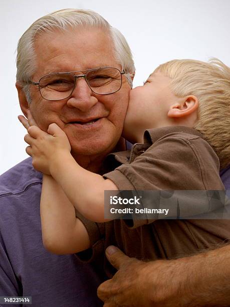 Nonno E Nipote - Fotografie stock e altre immagini di Abbracciare una persona - Abbracciare una persona, Adulto, Affettuoso
