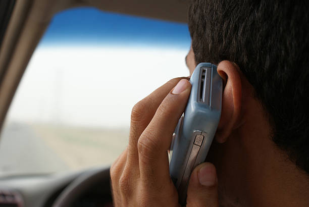 вождение и разговора - car phone стоковые фото и изображения
