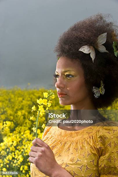 Girl With 아프로 머리 필드에 나비에 대한 스톡 사진 및 기타 이미지 - 나비, 아프리카 민족, 여자