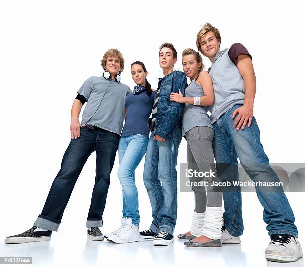 Photo libre de droit de Faible Angle De Vue De Jeunes Hommes Et Femmes banque d'images et plus d'images libres de droit de Femmes - Femmes, Fond blanc, Jeans