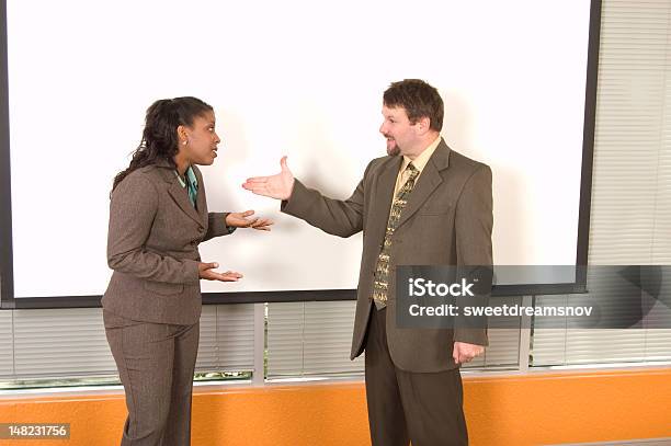 Empresária Afroamericana E Caucasiano Empresário Discutir - Fotografias de stock e mais imagens de Atormentado