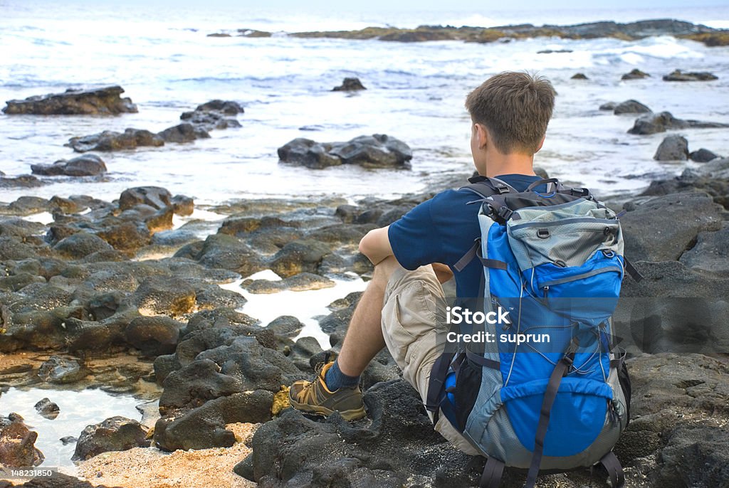 Hombre caminatas Seashore - Foto de stock de Actividad libre de derechos