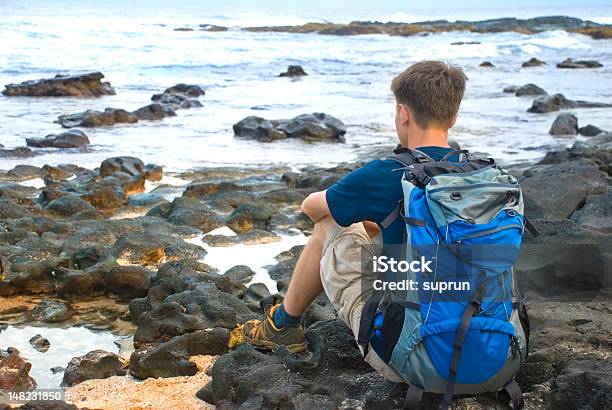 Hombre Caminatas Seashore Foto de stock y más banco de imágenes de Actividad - Actividad, Adulto, Adulto joven