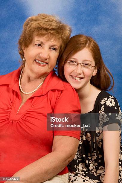 Generationenglückliche Großmutter Und Enkelin Stockfoto und mehr Bilder von Familie - Familie, Frauen, Rotes Haar