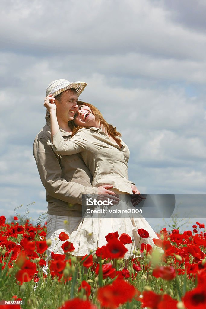 행복함 커플입니다 빨간색 poppies 필드 - 로열티 프리 2명 스톡 사진