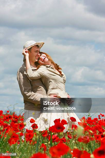 행복함 커플입니다 빨간색 Poppies 필드 2명에 대한 스톡 사진 및 기타 이미지 - 2명, 건강한 생활방식, 귀여운