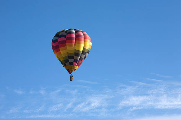 Balão de ar quente em céu azul - foto de acervo