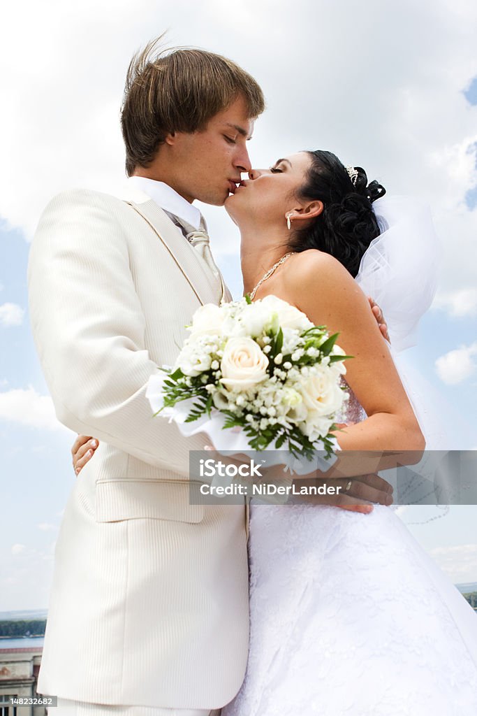 Braut und Bräutigam Küssen - Lizenzfrei Blau Stock-Foto
