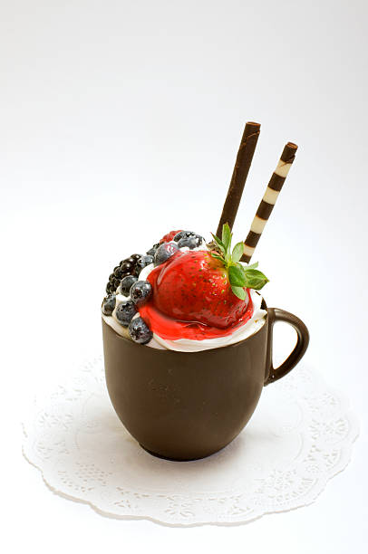 Mousse de Chocolate Copa com bagas - fotografia de stock