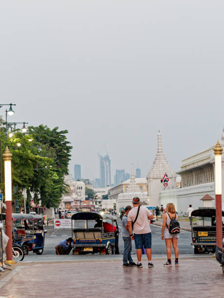 i turisti chiedono informazioni a un autista di tuk-tuk a bangkok. - bangkok thailand rickshaw grand palace foto e immagini stock