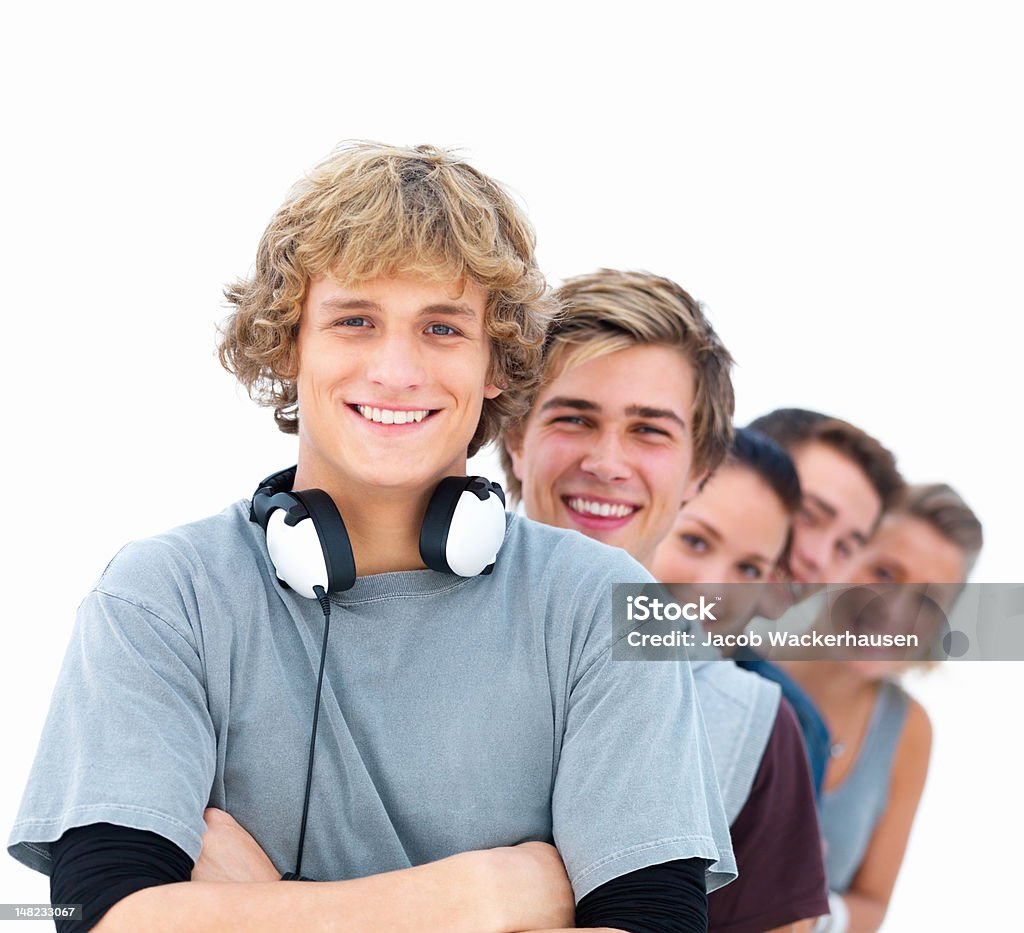 Jovens amigos felizes em pé em uma fileira - Foto de stock de 20-24 Anos royalty-free