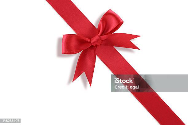 Arco De Regalo Roja Diagonal Foto de stock y más banco de imágenes de Cinta - Cinta, Fondo blanco, Fotografía - Imágenes