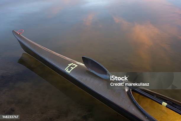 Carreras En Kayak Ala Paleta Tranquilo Lago Foto de stock y más banco de imágenes de Agua - Agua, Agua calma, Aire libre