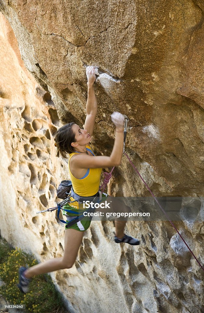 Femmina climber stringere per una scogliera. - Foto stock royalty-free di Ambientazione esterna