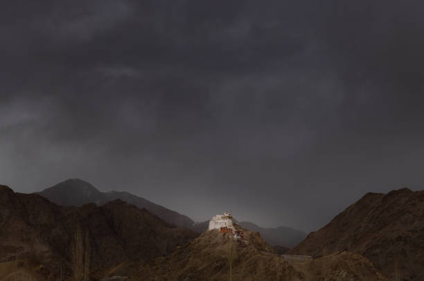 Namgyal Tsemo Monastery, also known as Namgyal Tsemo Gompa, is a Buddhist monastery located in the Leh district of Ladakh, which is a region in northern India. This monastery was established by King Tashi Namgyal of Ladakh and it houses a magnificent three-story tall gold statue of Maitreya Buddha, along with a collection of ancient manuscripts. el monasterio namgyal tsemo o namgyal tsemo gompa es un monasterio budista en el distrito de leh, ladakh, al norte de la india. fundada por el rey tashi namgyal de ladakh, tiene una estatua de oro de tres pisos de altura del buda maitreya y manuscritos ant