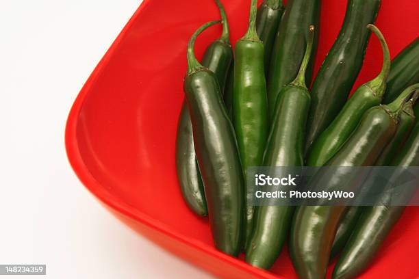 Jalapeños Verde Na Tigela Vermelho - Fotografias de stock e mais imagens de Pimentão - Pimentão, Alimentação Saudável, Amostra de Cor